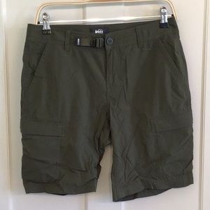 REI size 6 women’s olive green stretch hiking cargo short